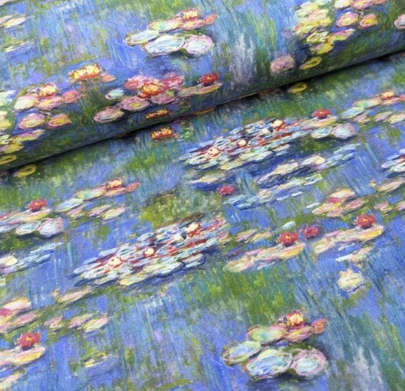 K&ouml;nnte beinhalten: Stoff mit einem Seerosen-Design in Blau-, Gr&uuml;n-, Gelb- und Rosat&ouml;nen. Das Muster &auml;hnelt einem impressionistischen Gem&auml;lde mit sichtbaren Pinselstrichen und einer strukturierten Optik. Der Stoff ist gefaltet und zeigt die Wiederholung des Musters.