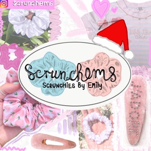 Puede incluir: Imagen que presenta varias coleteros en diferentes colores y dise&ntilde;os, incluyendo un coletero de sat&eacute;n blanco, un coletero floral rosa y un coletero blanco en forma de coraz&oacute;n. Tambi&eacute;n incluye una pinza para el pelo rosa con la palabra "MOM" en pedrer&iacute;a. Se muestra la marca "Scrunchems".