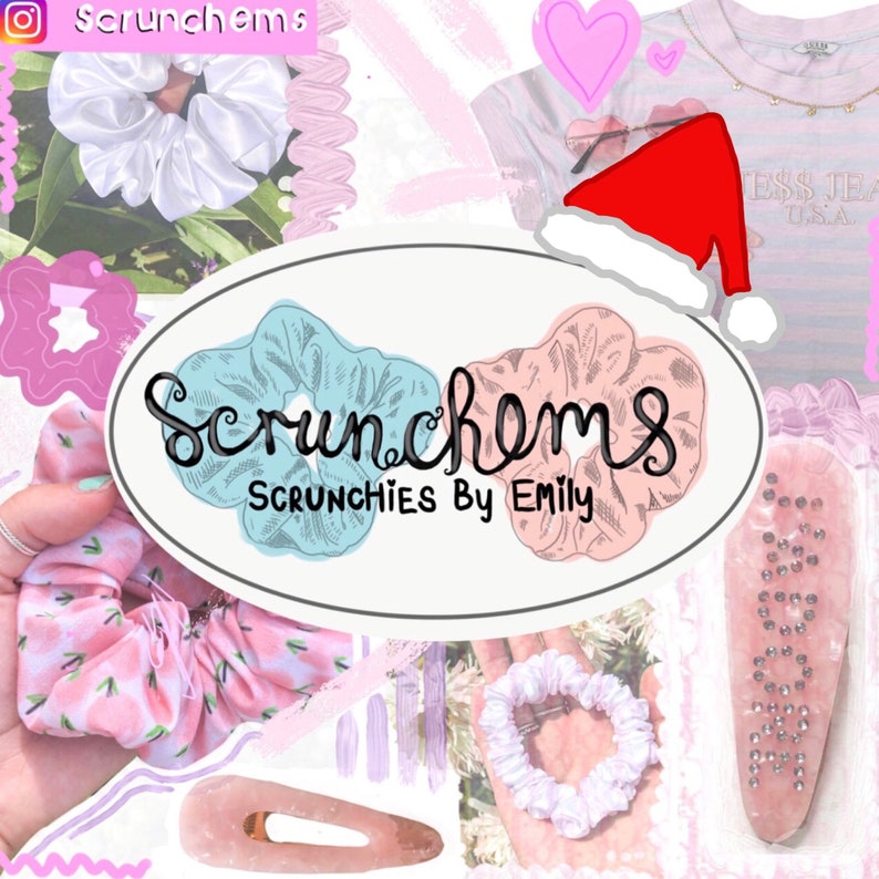 Puede incluir: Imagen que presenta varias coleteros en diferentes colores y dise&ntilde;os, incluyendo un coletero de sat&eacute;n blanco, un coletero floral rosa y un coletero blanco en forma de coraz&oacute;n. Tambi&eacute;n incluye una pinza para el pelo rosa con la palabra "MOM" en pedrer&iacute;a. Se muestra la marca "Scrunchems".
