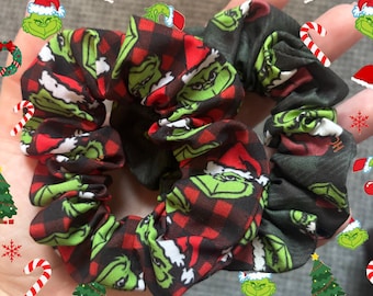 Scrunchies/haarelastiekjes met Schotse ruit en The Grinch-thema