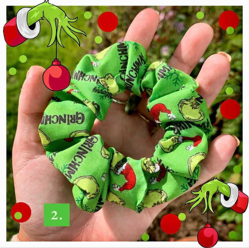 Puede incluir: Una goma para el pelo verde con un estampado repetido del Grinch y la palabra "Grinch" en blanco. Un accesorio para el pelo de tela.