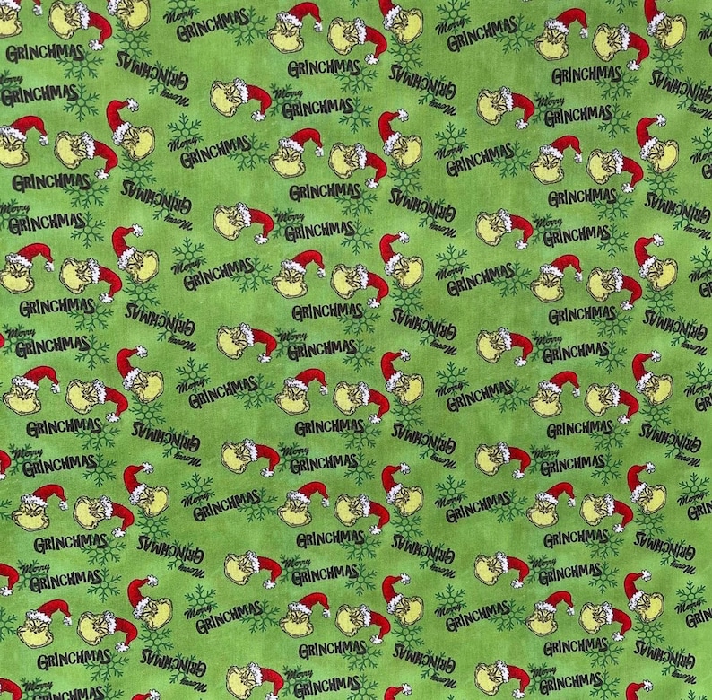 Puede incluir: Tela verde con un patr&oacute;n repetido del Grinch con gorro de Pap&aacute; Noel, copos de nieve y las palabras "Merry Grinchmas". El Grinch es amarillo y el gorro es rojo. El texto es negro.