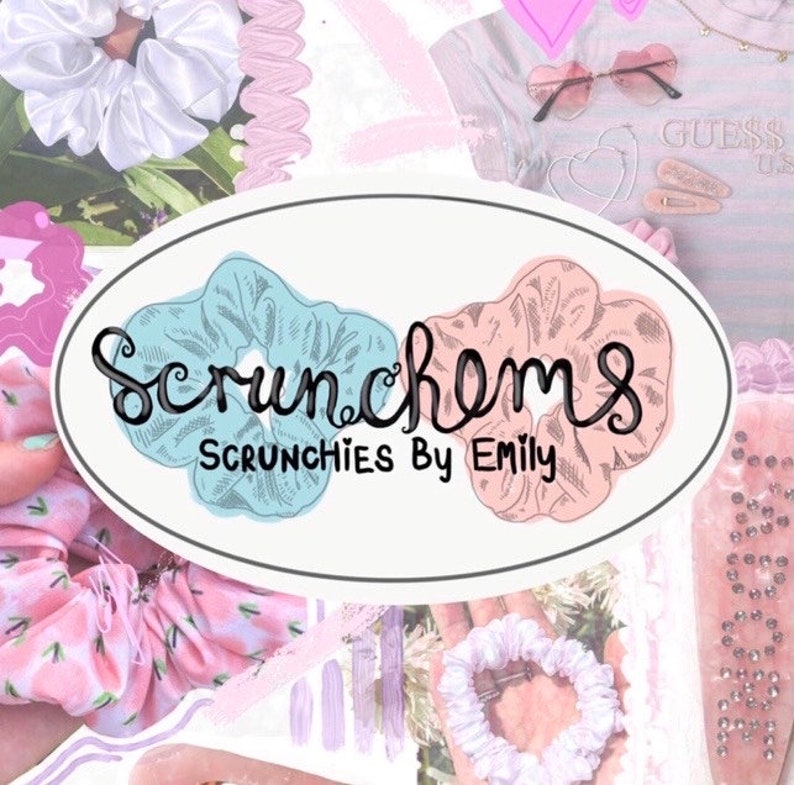 K&ouml;nnte beinhalten: Bild mit dem Logo "Scrunchems Scrunchies By Emily" mit einem hellblauen und pfirsichfarbenen Scrunchie-Design. Der Hintergrund umfasst verschiedene Scrunchies, Haaraccessoires und ein Guess-T-Shirt.