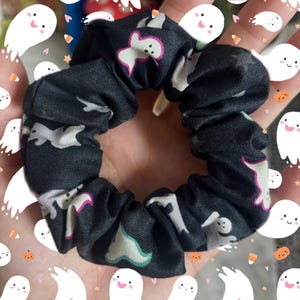 Op de afbeelding: Een witte keramische mok met een zwart handvat en de tekst "But First, Coffee" in een zwarte, handgeschreven lettertype. De mok staat op een wit oppervlak.