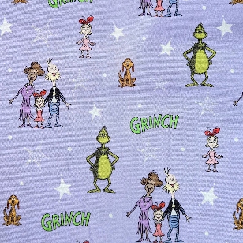 Puede incluir: Una tela de color lila claro con personajes de dibujos animados y estrellas blancas. Se representan el Grinch, Cindy Lou Who, Max el perro y otros personajes. La palabra "GRINCH" est&aacute; escrita en verde. Esta tela es adecuada para varios proyectos de manualidades.