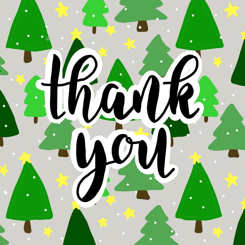Puede incluir: Ilustraci&oacute;n digital con fondo gris, &aacute;rboles de Navidad verdes y estrellas amarillas. El texto "thank you" est&aacute; escrito en negro con un contorno blanco, ideal para una tarjeta de agradecimiento.