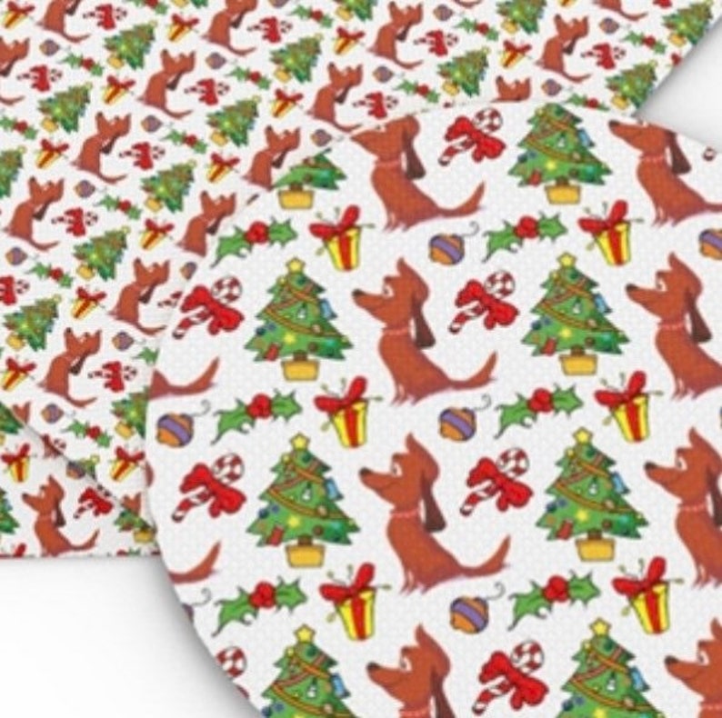 Puede incluir: Patr&oacute;n repetitivo sobre fondo blanco con perros salchicha marrones, &aacute;rboles de Navidad verdes, lazos rojos y regalos envueltos. Ideal para manualidades festivas o decoraciones de temporada.