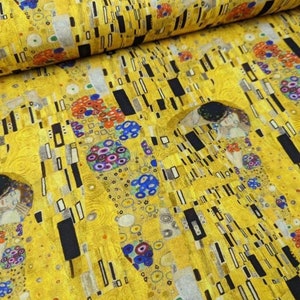 K&ouml;nnte beinhalten: Gelber Stoff mit einem sich wiederholenden Muster, inspiriert von Gustav Klimts "Der Kuss". Das Design umfasst Gold, Schwarz und farbenfrohe Blumen- und geometrische Formen. Geeignet f&uuml;r Bastelarbeiten oder Heimdekoration.