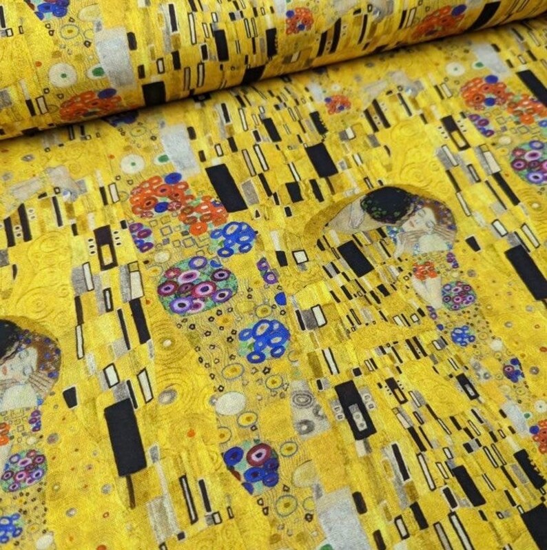 K&ouml;nnte beinhalten: Gelber Stoff mit einem sich wiederholenden Muster, inspiriert von Gustav Klimts "Der Kuss". Das Design umfasst Gold, Schwarz und farbenfrohe Blumen- und geometrische Formen. Geeignet f&uuml;r Bastelarbeiten oder Heimdekoration.