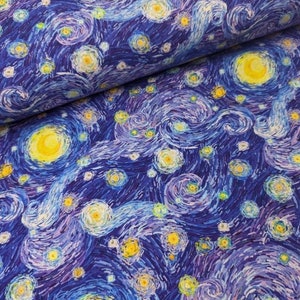 K&ouml;nnte beinhalten: Stoff mit einem sich wiederholenden Muster, inspiriert von Van Goghs "Sternennacht". Das Design zeigt wirbelnde Pinselstriche in Blau, Gelb und Wei&szlig;, die einen strukturierten, k&uuml;nstlerischen Look erzeugen. Der Stoff ist gefaltet und zeigt die Kontinuit&auml;t des Musters.