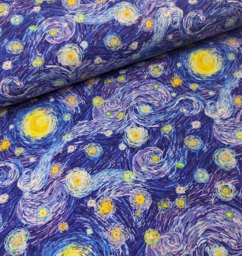 K&ouml;nnte beinhalten: Stoff mit einem sich wiederholenden Muster, inspiriert von Van Goghs "Sternennacht". Das Design zeigt wirbelnde Pinselstriche in Blau, Gelb und Wei&szlig;, die einen strukturierten, k&uuml;nstlerischen Look erzeugen. Der Stoff ist gefaltet und zeigt die Kontinuit&auml;t des Musters.