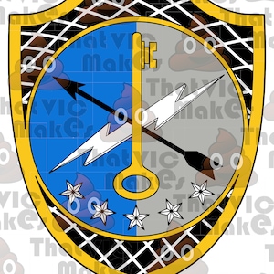 Op de afbeelding: Een blauw en grijs schild met een sleutel, een bliksem en een pijl. Het schild is omgeven door een gouden rand en een zwart-wit geruit patroon. Er zijn vijf witte sterren op het schild.