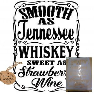Puede incluir: Plantilla en blanco y negro con el texto "Smooth as Tennessee Whiskey Sweet as Strawberry Wine". La plantilla está sobre un fondo blanco y está rodeada por un borde decorativo. Hay una pequeña etiqueta marrón con el texto "Hand Made" en ella.