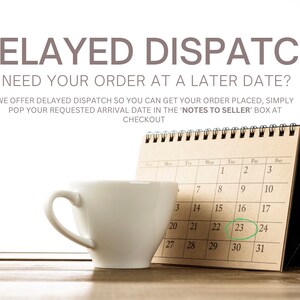 Op de afbeelding: Een bruine kalender met het nummer 23 gemarkeerd in het groen. De kalender staat op een houten tafel met een witte koffiekop. De tekst op de afbeelding luidt "DELAYED DISPATCH NEED YOUR ORDER AT A LATER DATE? WE OFFER DELAYED DISPATCH SO YOU CAN GET YOUR ORDER PLACED, SIMPLY POP YOUR REQUESTED ARRIVAL DATE IN THE 'NOTES TO SELLER' BOX AT CHECKOUT"