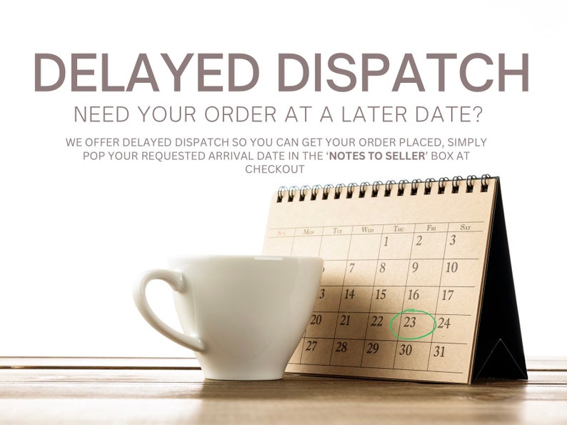 Op de afbeelding: Een bruine kalender met het nummer 23 gemarkeerd in het groen. De kalender staat op een houten tafel met een witte koffiekop. De tekst op de afbeelding luidt "DELAYED DISPATCH NEED YOUR ORDER AT A LATER DATE? WE OFFER DELAYED DISPATCH SO YOU CAN GET YOUR ORDER PLACED, SIMPLY POP YOUR REQUESTED ARRIVAL DATE IN THE 'NOTES TO SELLER' BOX AT CHECKOUT"