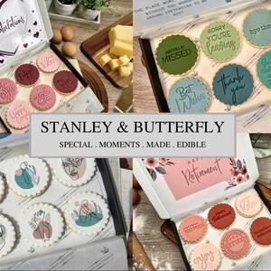 Op de afbeelding: Assortiment van gedecoreerde koekjes in geschenkdozen. De koekjes zijn versierd met verschillende ontwerpen en berichten, waaronder "Gefeliciteerd", "Prettige pensionering", "Je zult gemist worden" en "Bedankt".