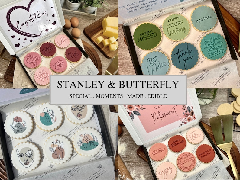 Op de afbeelding: Assortiment van gedecoreerde koekjes in geschenkdozen. De koekjes zijn versierd met verschillende ontwerpen en berichten, waaronder "Gefeliciteerd", "Prettige pensionering", "Je zult gemist worden" en "Bedankt".