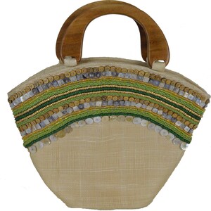 Bolso de mano verde natural de Bali con abalorios, adornos de conchas y asa de madera