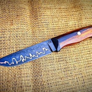 Skinner&#39;s knife is made of San Mai
