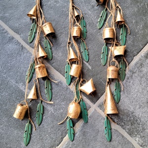 Campanella a vento sospesa con campanelle miste su una corda con pendenti in ottone patinato verde, campanelle da strega, appendiabiti da porta rustico vintage, acchiappasole