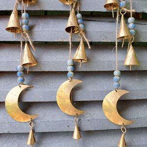 Afnemende maanfase windgong met 6 kegelvormige koebellen en blauwbeige knetterkralen, muurhangend, suncatcher, deurhanger, wanddecor