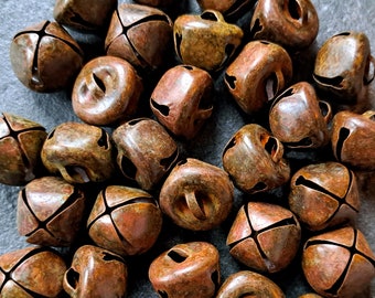 Lot de 10 cloches en étain de forme ronde dans une finition antique rustique rouillée avec un son léger, fournitures pour cloches de sorcière, carillon, grelots de Noël