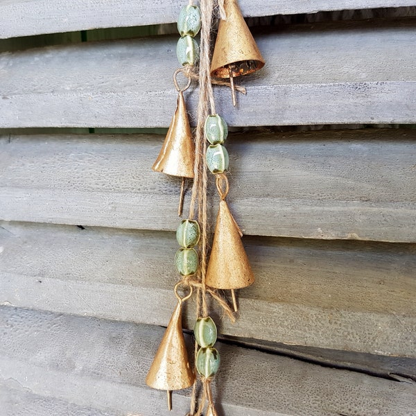 1 carillon avec 6 grelots coniques rustiques et perles en céramique vert olive, grelots sur une ficelle, suspension pour poignée de porte, bronze doré et laiton fait main