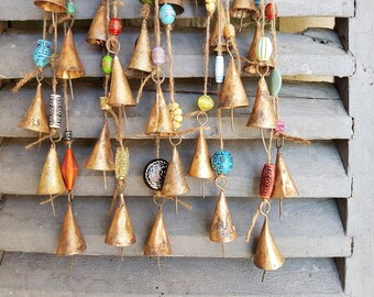 Witch Bells Türhänger mit ethnischen Boho-Acrylperlen, Fantasy-Türklingel, Messingfarbene Glocken auf Sisalhanfschnur, Schutz, Hippie
