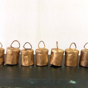 Set von 7 bronzefarbenen Kuhglocken aus Metall, 5 cm hoch, Rinder Glocke, rustikales Messing, Goldfarbe, Vintage Handarbeit Weihnachten DIY Hobby Zubehör Bild 3