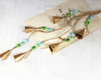 1 windgong met 6 rustieke kegelvormige koebellen aan een touwtje en olijfgroenblauwe keramische kralen, deurknophanger, handgemaakt brons goud messing