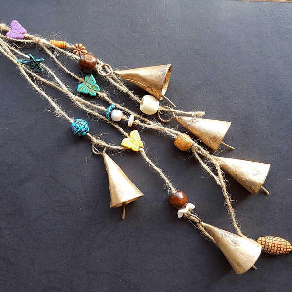 Carillon de cloches de sorcière avec perles bohèmes fantaisistes ethniques, accroche-porte fantaisie, cloches couleur laiton sur ficelle de chanvre en sisal, maison de protection