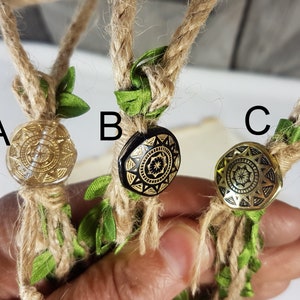 Op de afbeelding: Drie verschillende stijlen touw armbanden met gouden en zwarte decoratieve kralen. De kralen hebben een stervormig ontwerp.