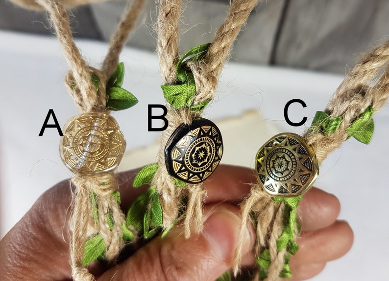 Op de afbeelding: Drie verschillende stijlen touw armbanden met gouden en zwarte decoratieve kralen. De kralen hebben een stervormig ontwerp.