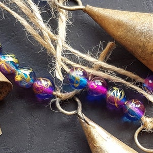 Campanello a vento con 6 campanacci rustici su una corda e perline blu viola oro, regalo perfetto per lei, decorazione feng shui per inaugurazione della casa, boho, da appendere alla porta.