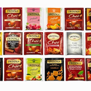 Può includere: Una collezione di diciotto bustine di tè Twinings disposte su tre file. Le singole confezioni presentano vari colori ed etichette, tra cui Pure Darjeeling, Chai French Vanilla, Infuso, Orange & Cinnamon, Lemon, Apple Cinnamon & Raisin, Oolong e Wild Berry.