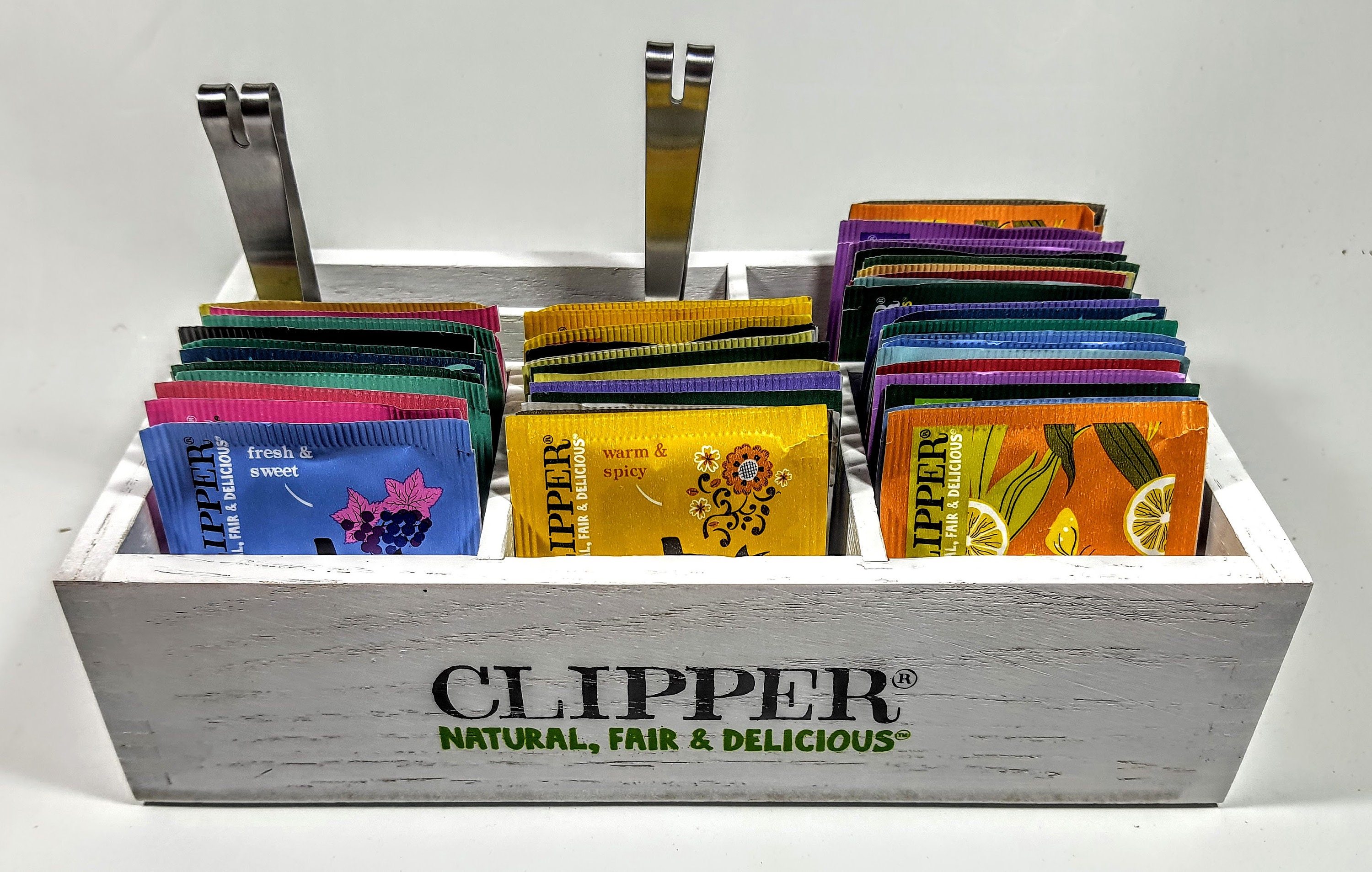Clipper Teeständer Box mit 100 verschiedenen Fairtrade Umschlag Teebeuteln mit Teabag Squeezer
