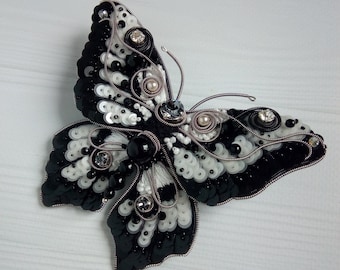 Broche de borboleta monocromático: alfinete bordado preto e branco