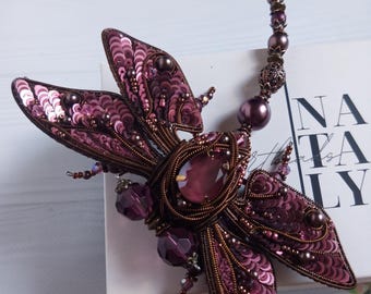 Broche grande de libélula cor de vinho: joias artesanais de veludo e cristal