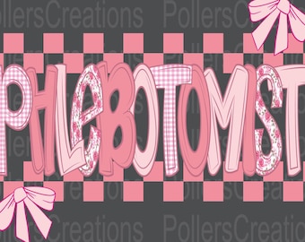Könnte beinhalten: Rosa-weißes Grafikdesign mit dem Wort "PHLEBOTOMIST" in einer verspielten Schriftart. Die Buchstaben weisen verschiedene Muster auf, darunter Vichy-Karo und Blumendrucke, vor einem rosa-weißen Schachbrettmuster. Rosa Schleifen sind enthalten.