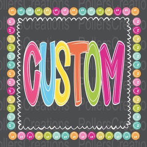 Pode incluir: Um design gráfico sobre um fundo cinza escuro apresentando a palavra CUSTOM em letras grandes, multicoloridas e contornadas. O texto está encerrado dentro de uma borda quadrada festonada branca, rodeada por uma moldura de rostos sorridentes.