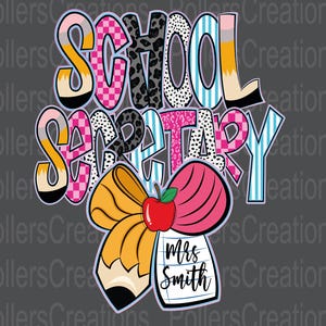 Puede incluir: Un diseño gráfico colorido con las palabras "School Secretary" en varios patrones y colores. También incluye un lazo en forma de lápiz, una manzana y un bloc de notas con el nombre "Mrs. Smith".