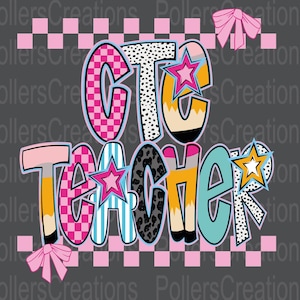 Könnte beinhalten: Buntes Grafikdesign auf dunkelgrauem Hintergrund mit der Aufschrift "CTC TEACHER". Die Buchstaben sind in Blasenform mit Mustern wie rosa Schachbrett und blauen Streifen gestaltet. Sterne und Bleistift-Designs sind ebenfalls enthalten.