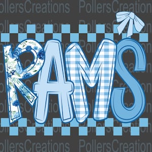 Könnte beinhalten: Grafikdesign mit dem Wort "RAMS" in großen, stilisierten Buchstaben. Das "R" ist mit blauen Blumenmustern verziert, das "A" und "M" haben ein blau-weißes Vichymuster, und das "S" ist einfarbig blau. Über dem "S" befindet sich eine blaue Schleife.