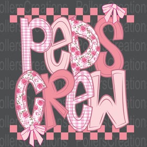 Może przedstawiać: Grafika w kolorze różowym z napisem "PEDS CREW". Litery mają różne wzory, w tym kratę i kwiatowe nadruki róż. Różowe kokardy i wzór w szachownicę dopełniają projekt na szarym tle.