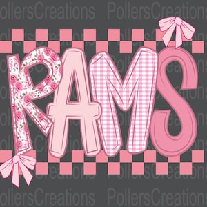Könnte beinhalten: Rosa-weißes Grafikdesign mit dem Wort "RAMS". Der Buchstabe "R" ist mit einem floralen Rosenmuster verziert, das "M" hat ein rosa Vichymuster und das "S" ist einfarbig rosa. Rosa Schleifen und ein rosa-schwarzes Schachbrettmuster vervollständigen das Design.