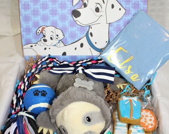 Confezione regalo per cani di benvenuto a casa a tema 101 dalmati per mamma e papà cane (include bandana personalizzata, piastrina per cani, giocattoli, biscotti e biglietto!)