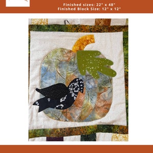 Könnte beinhalten: Ein Mini-Quiltblock mit einem Patchwork-Kürbis, auf dem ein Vogel auf seinem Stiel sitzt. Der Block ist 12 Zoll mal 12 Zoll groß und Teil eines größeren Quiltmusters namens "Fall Sampler Mini Quilt Pumpkin Block".
