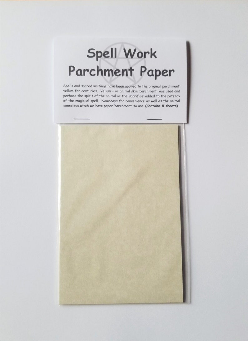 Pu&ograve; includere: Un pacchetto da 8 fogli di carta pergamena per lavori di incantesimi. La confezione &egrave; bianca con testo nero che recita "Spell Work Parchment Paper". Il testo spiega che la carta pergamena era tradizionalmente realizzata con pelle di animale e veniva utilizzata per secoli per incantesimi e scritture sacre. Il testo spiega anche che si credeva che lo spirito dell'animale o il sacrificio aumentasse la potenza dell'incantesimo. La confezione indica anche che oggi si usa la pergamena di carta per comodit&agrave;.
