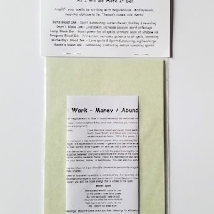 Może przedstawiać: Zielono-biała karta z tekstem "Work - Money / Abundance" i instrukcjami do zaklęcia pieniężnego. Karta zawiera koło z instrukcjami do rzucania zaklęcia i zaklęcie pieniężne ze słowami "Money and wealth come to me, Fill my coffers three time three".