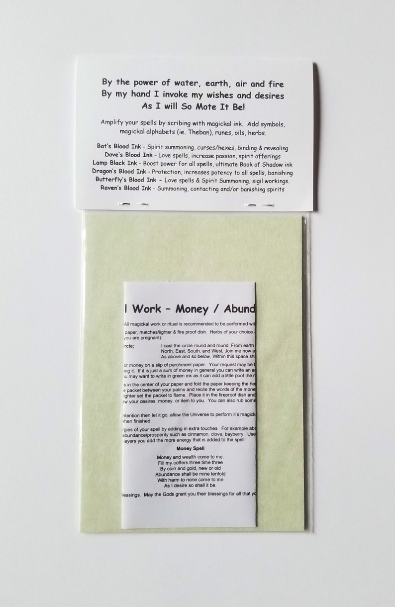 Może przedstawiać: Zielono-biała karta z tekstem "Work - Money / Abundance" i instrukcjami do zaklęcia pieniężnego. Karta zawiera koło z instrukcjami do rzucania zaklęcia i zaklęcie pieniężne ze słowami "Money and wealth come to me, Fill my coffers three time three".